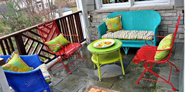 Use colorful patio furniture to bring vibrancy to your⁢ backyard