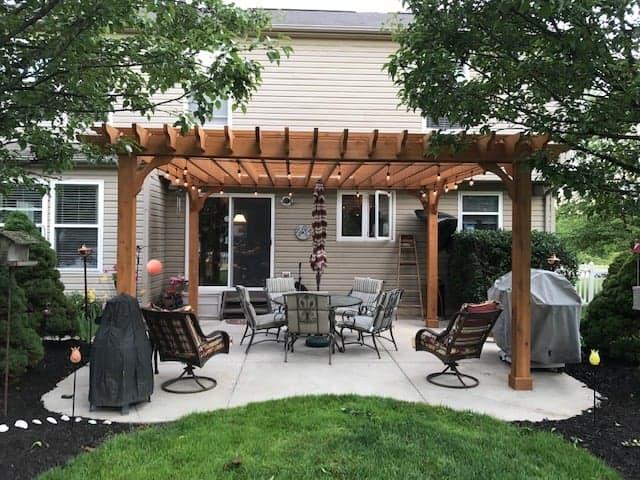 Build a⁤ backyard pergola for shade and style