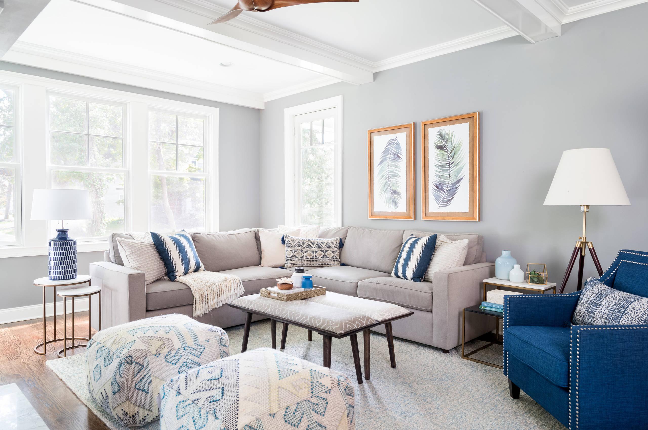 Mix⁣ blue and‌ gray​ tones for a sophisticated living ⁣room‍ atmosphere