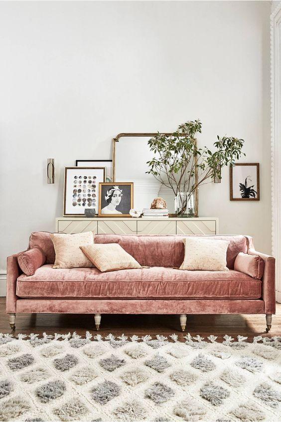 Add a plush velvet sofa for a touch of‌ luxury in ⁤your vintage living room