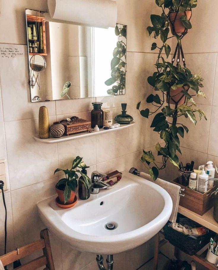 Add ⁣houseplants for a refreshing vibe in your boho bathroom