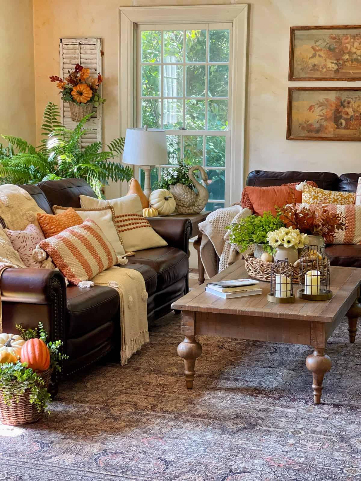 Farmhouse Living Room: Charming decor and vintage touches for⁢ a homey feel