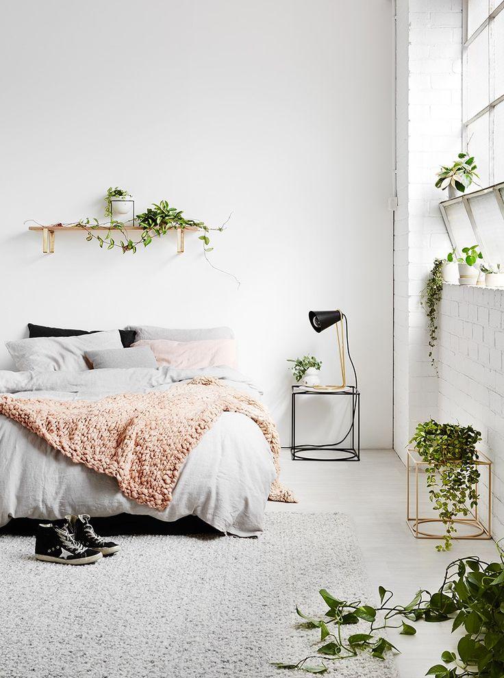 Incorporate⁢ plants⁤ for a breath of fresh air in your minimalist bedroom