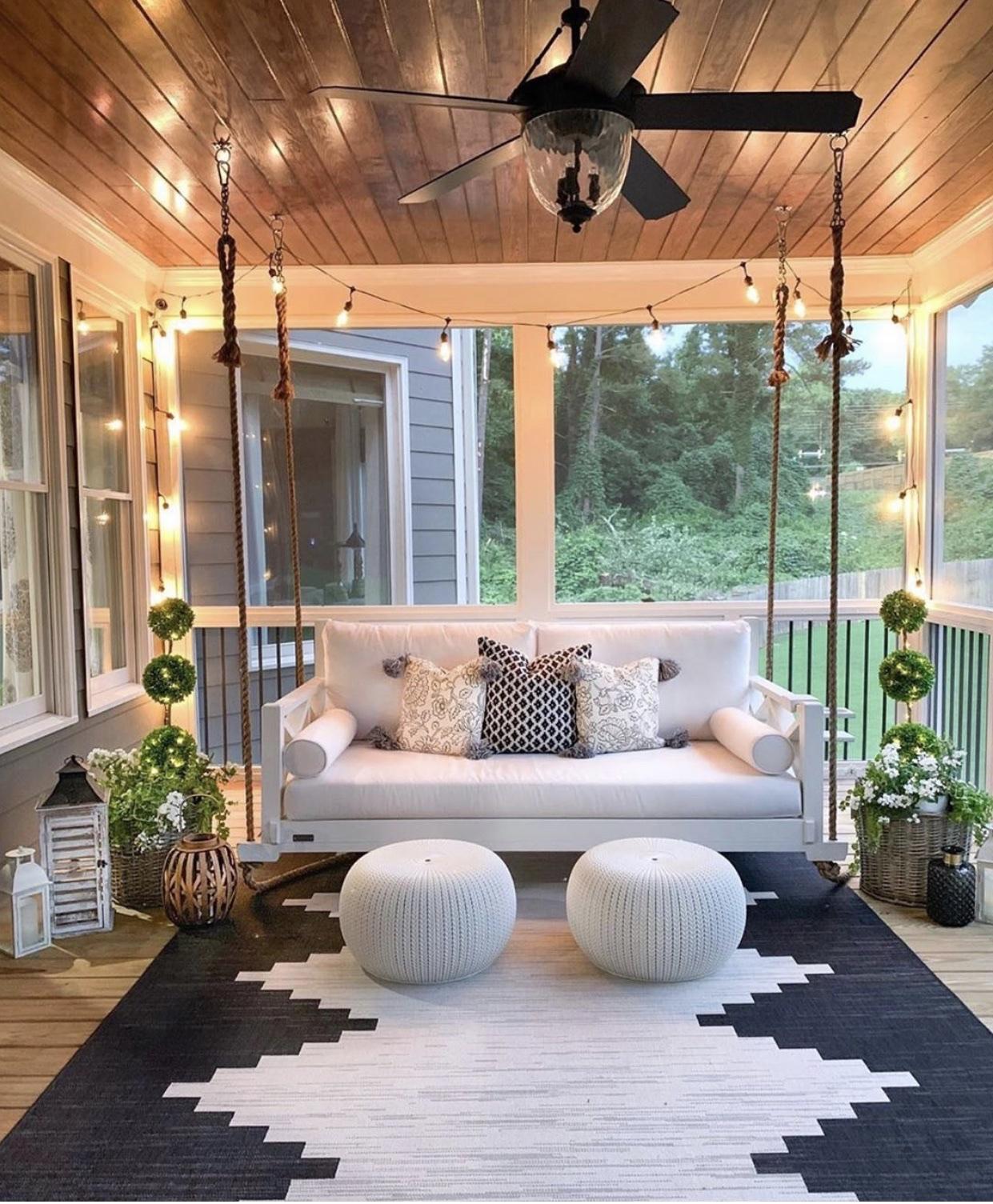 Hang string ⁤lights to create ambiance on your Screened Porch