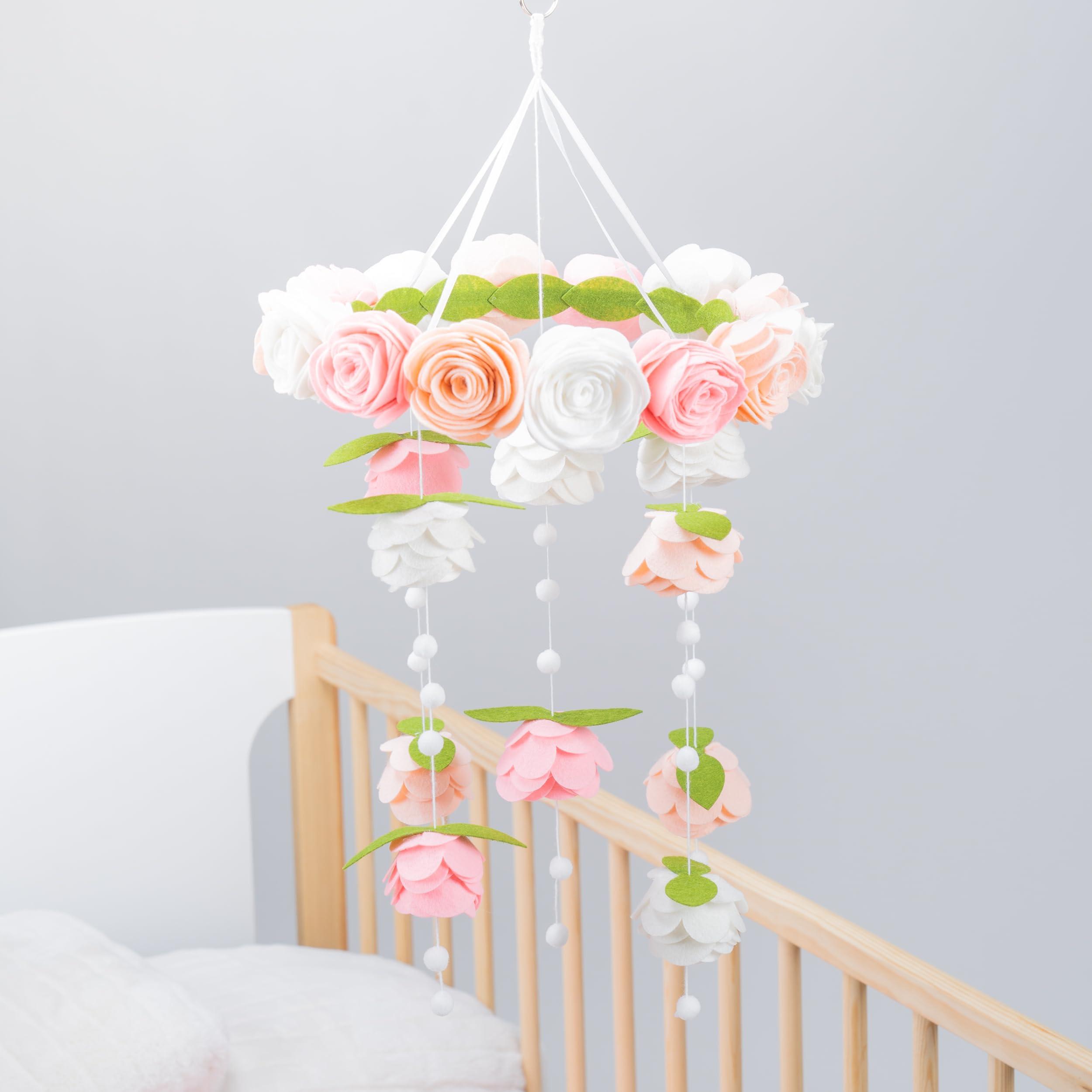 Beautiful mobile to enchant⁣ your little⁣ one in the Nursery Nook