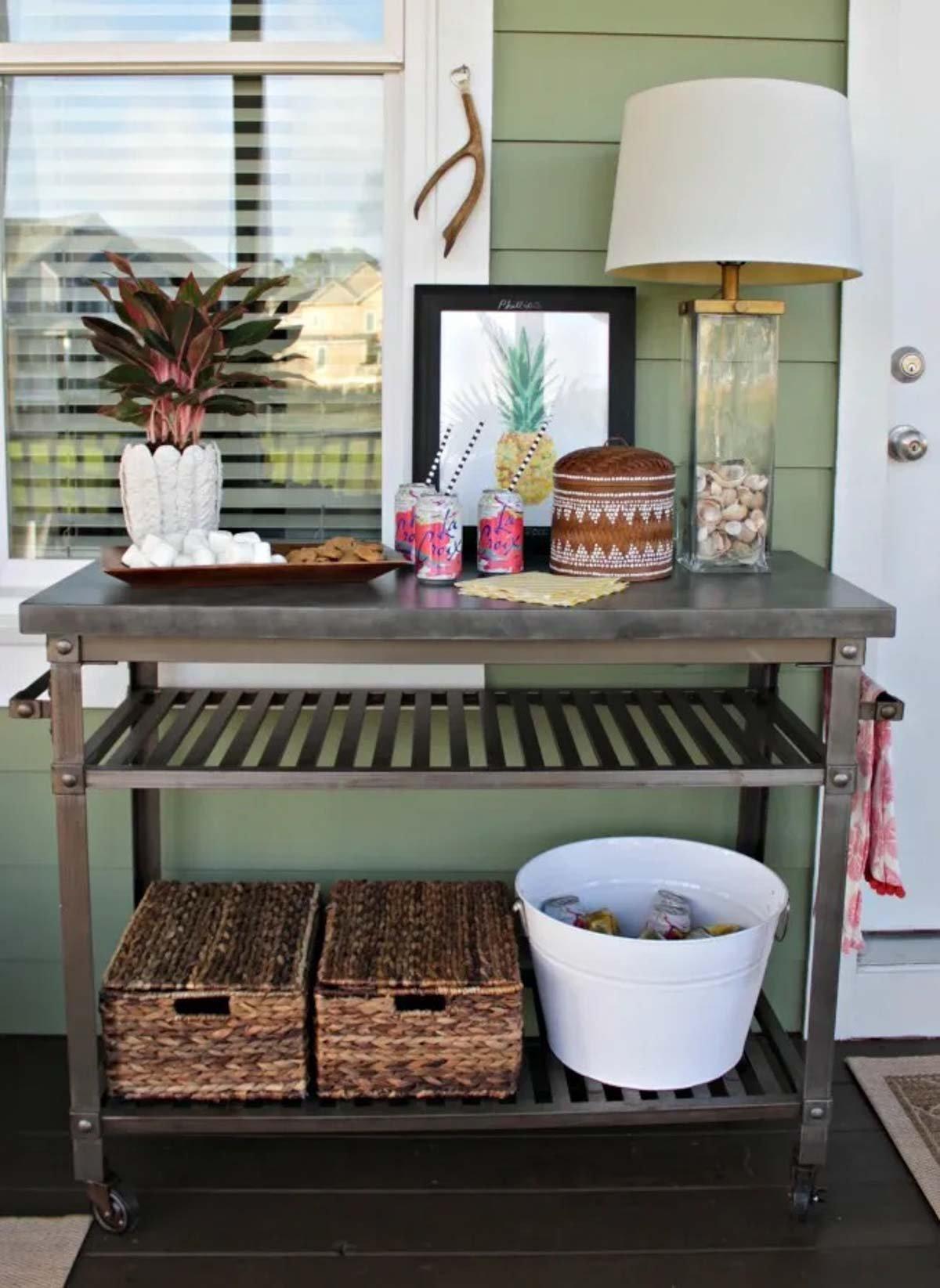 Add a mini bar cart for‌ entertaining on your Screened Porch