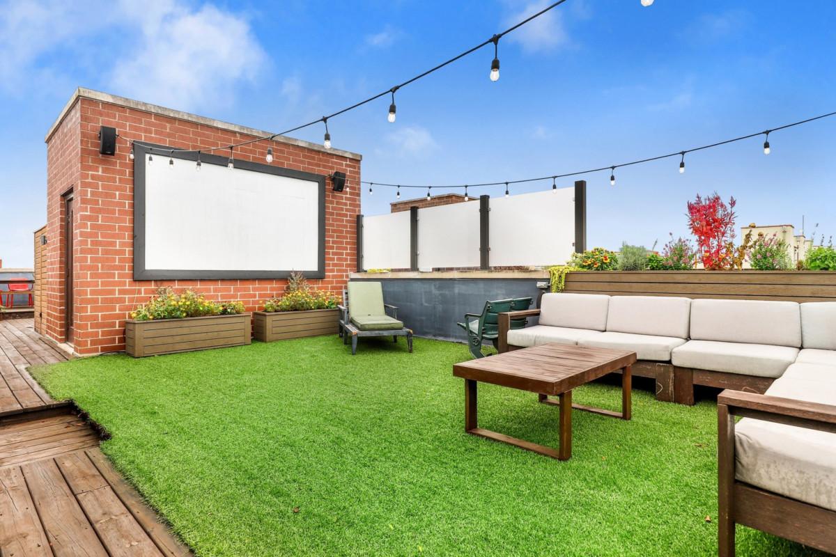 Create an outdoor ⁢movie theater for cozy film nights⁤ in your backyard