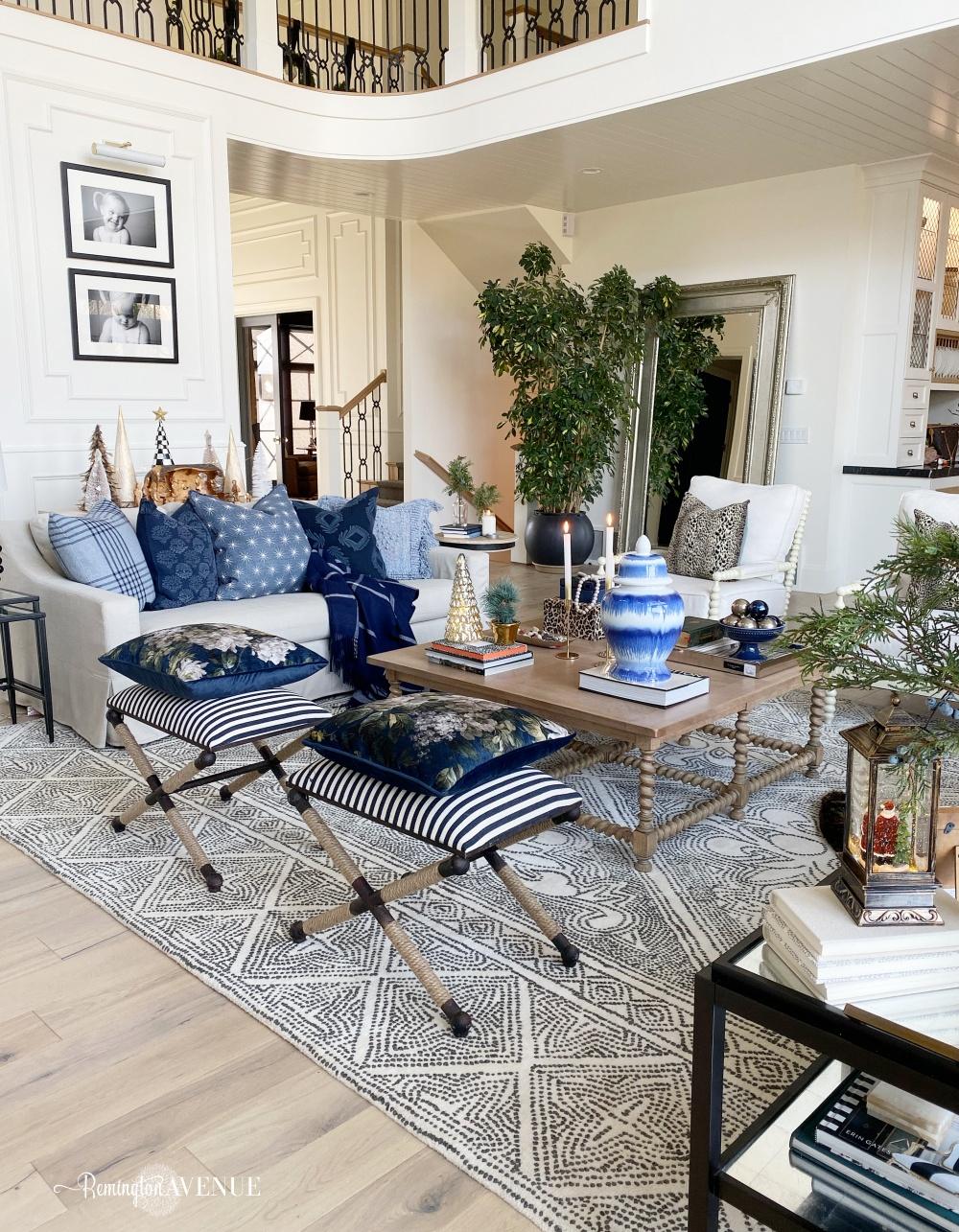 Mix metallics to elevate ​your chic⁣ blue​ living room ‍style