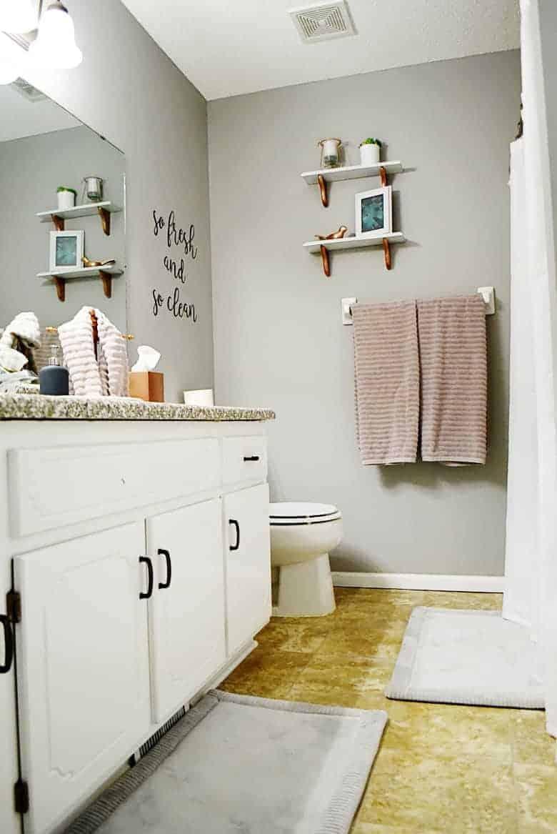 Display ‌unique thrift store finds as ​decor pieces‍ in your eclectic‌ bathroom