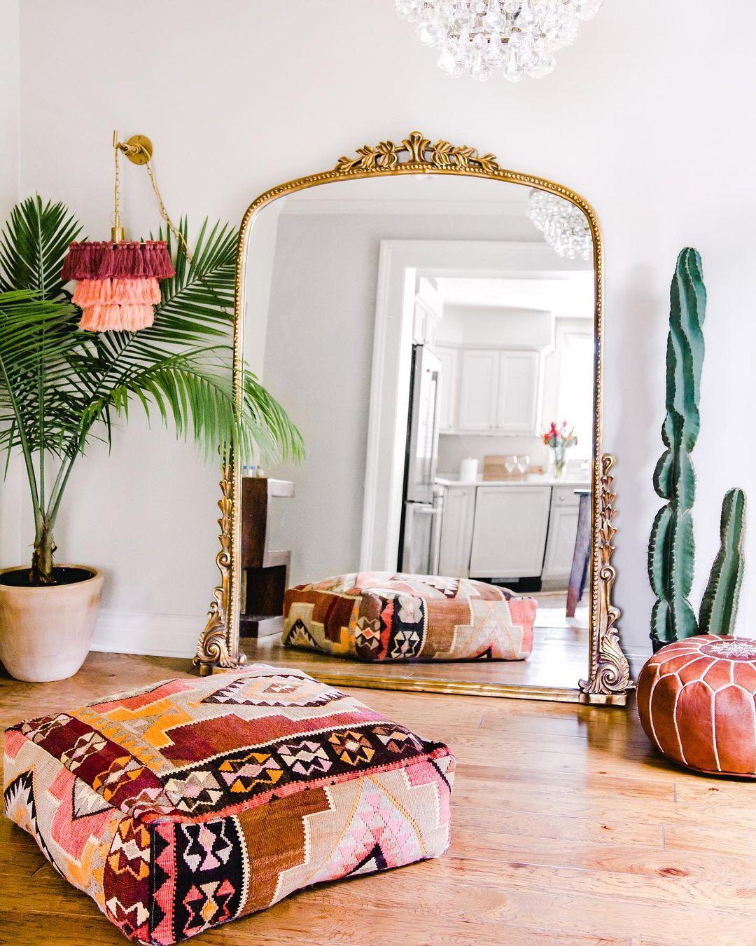 Use a large, statement mirror to reflect light⁢ in your Boho Living Room