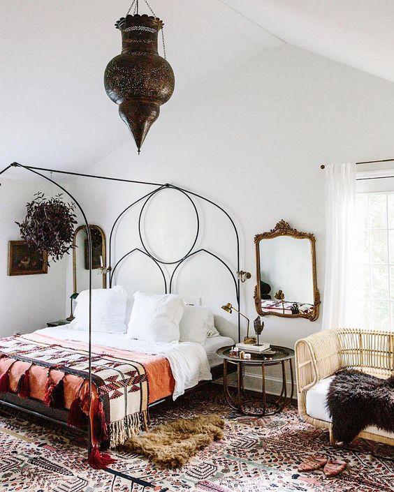 Eclectic Bedroom:⁣ Mix styles creatively for a personalized atmosphere