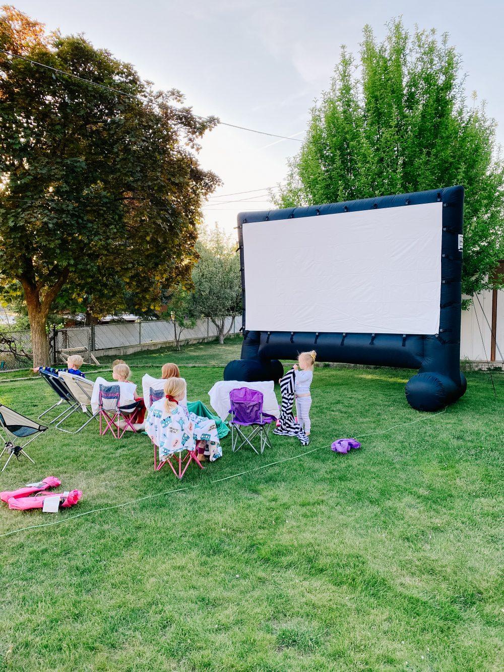 Create a small outdoor movie‍ area with ⁤a projector in your backyard