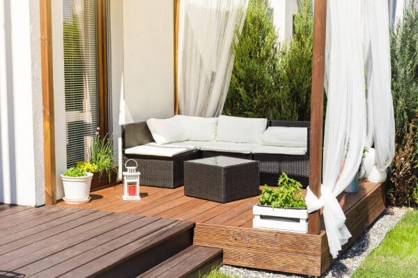 Build a small deck for sunbathing ‌in your ‍small backyard