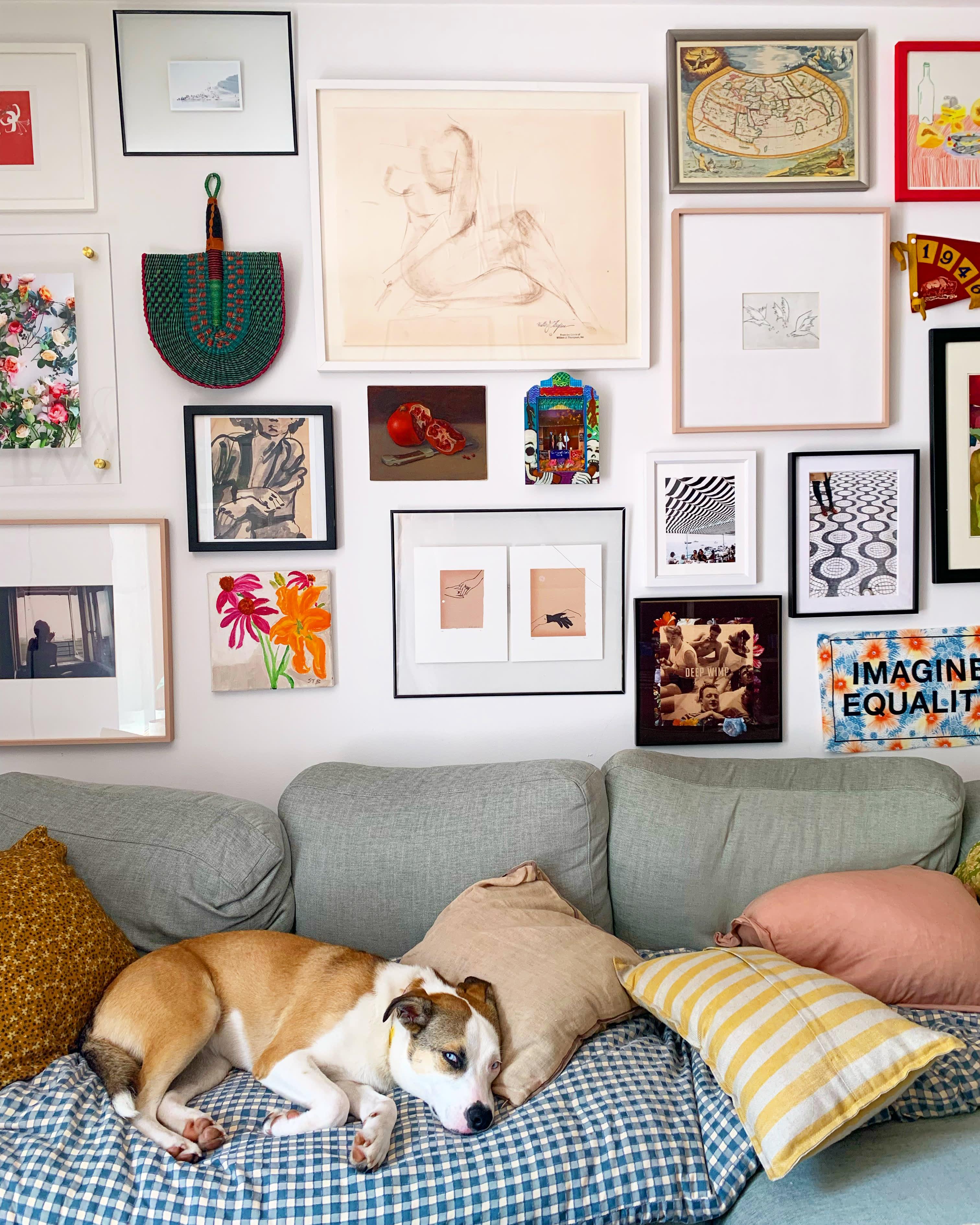 Bedroom Trend: Curated ⁢gallery walls showcase your personality through cherished memories and art