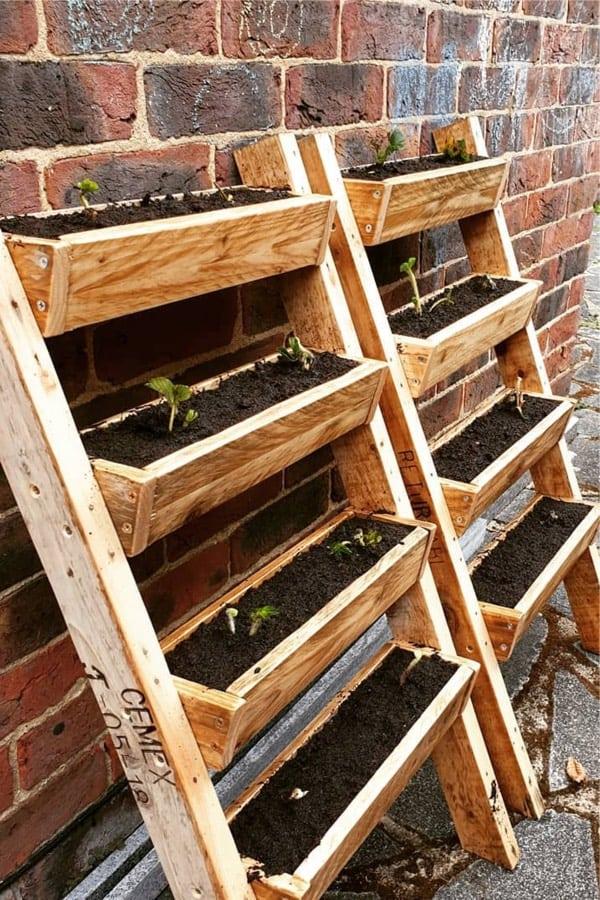 Tiered Pallet Garden: ⁢Utilize ‍multiple levels for diverse⁢ plant growth