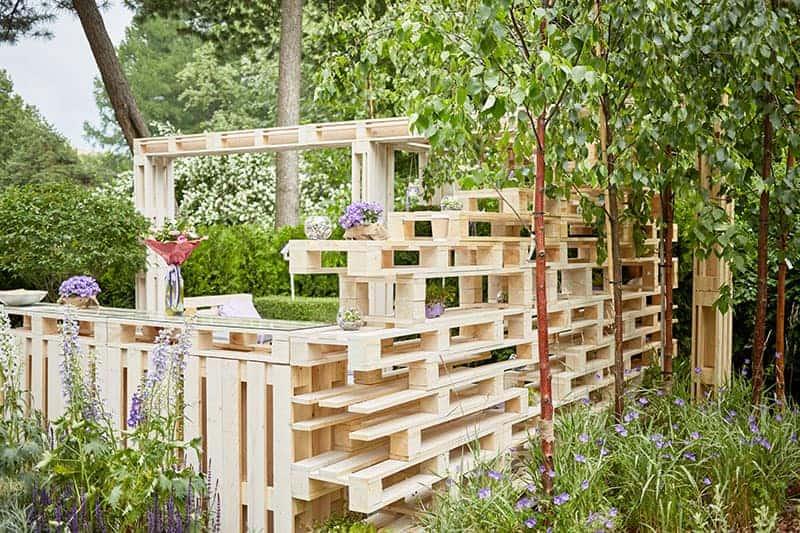 Rustic Chic Pallet Garden: Blend‍ Charm with Nature’s Beauty