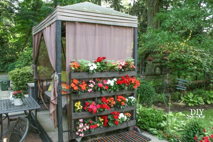 Pallet Garden Entryway: Welcome guests with a vibrant and inviting floral display