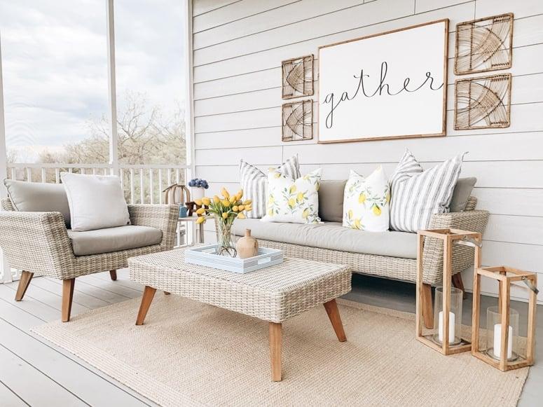 Arrange pillows⁤ for back support when relaxing on your Screened Porch