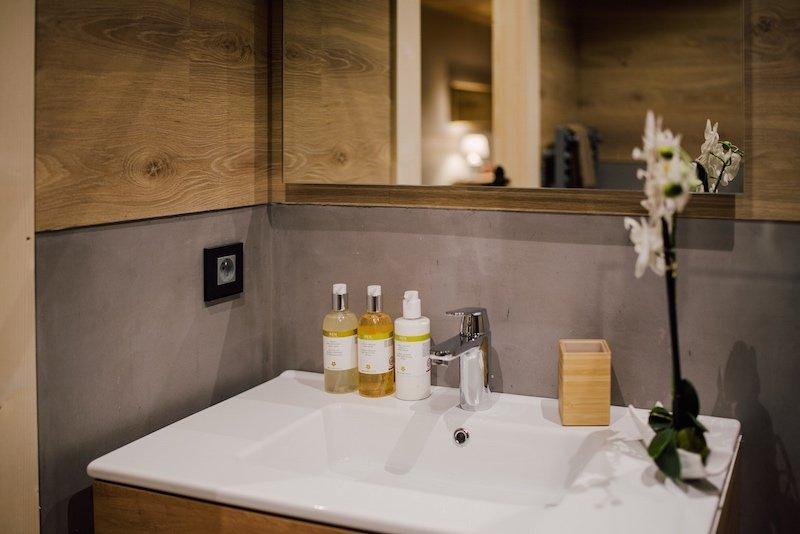 Exclusive toiletries to ⁣pamper yourself⁢ in⁣ your Chalet Bathroom