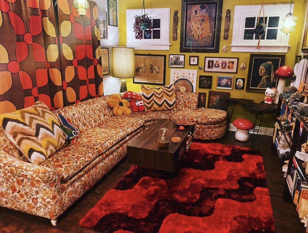 Retro Living ​Room: Revisit‌ classic styles and funky patterns for a​ nostalgic touch