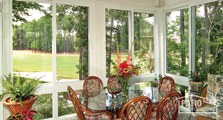 Incorporate ​vibrant ⁤plants for‍ a natural touch in your screened porch