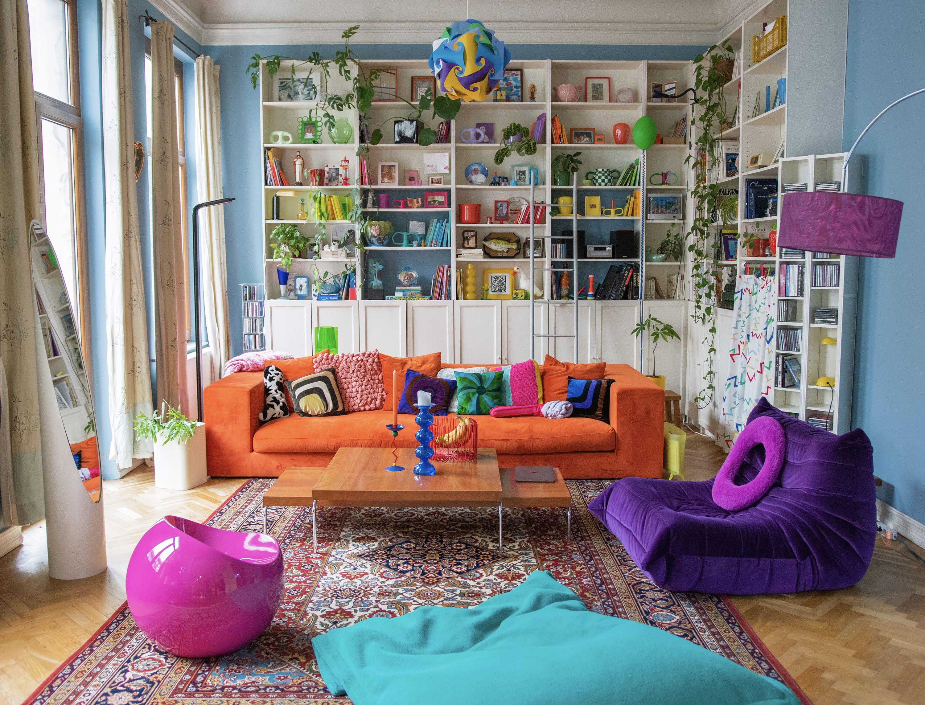 Maximalist accessorizing⁣ embraces creativity, layering textures and ‍colors in the living room