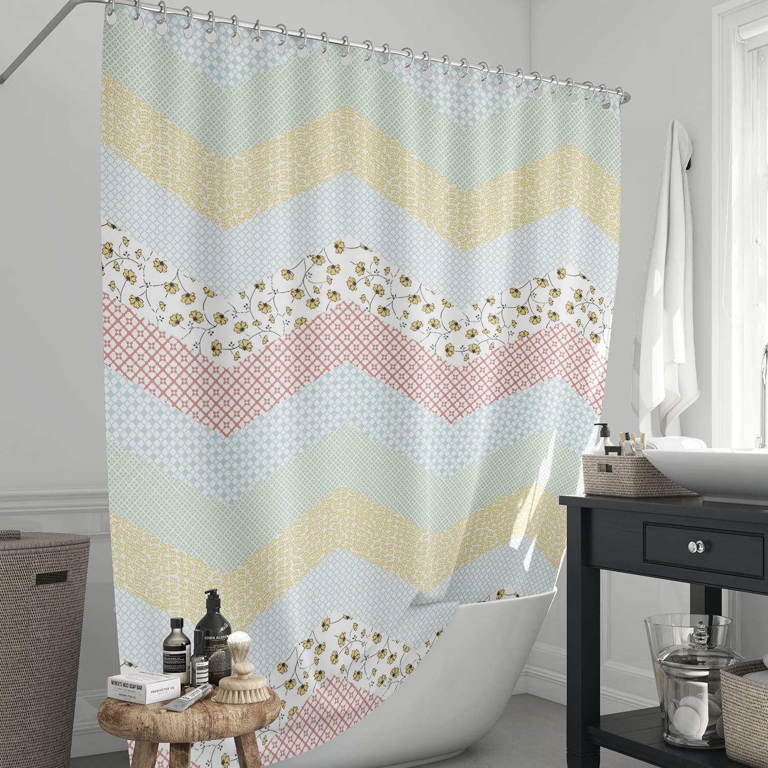 Printed linen⁣ curtains introduce softness to⁣ your inviting farmhouse bathroom