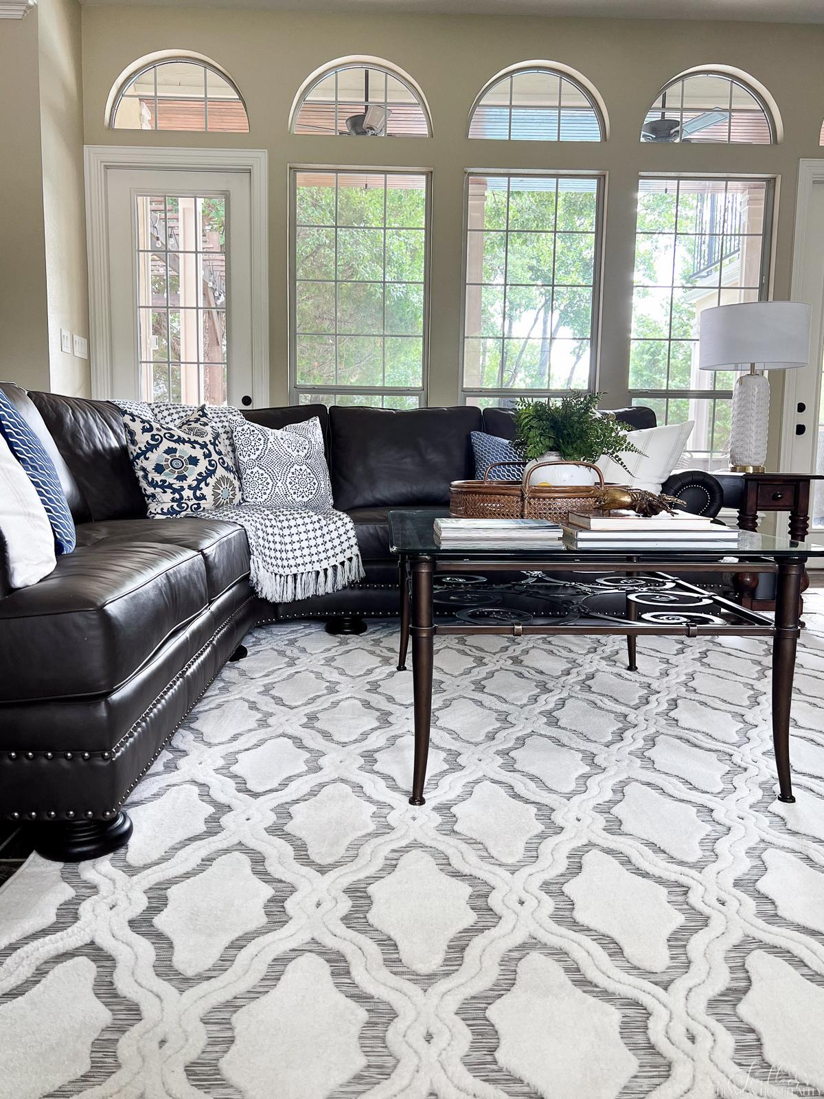 Create zones with area rugs to⁣ define spaces in your interior design