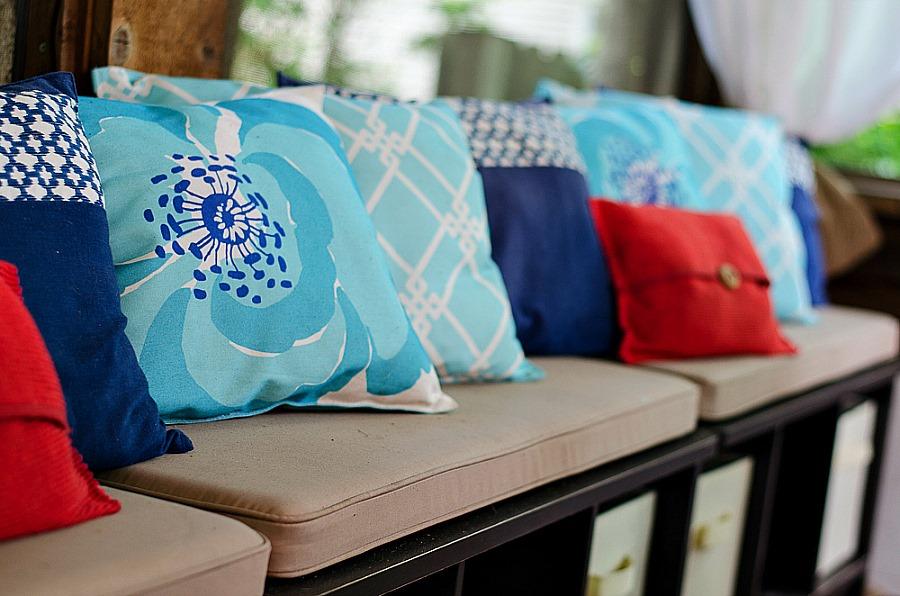 Add colorful outdoor cushions‌ for a cozy​ screened porch vibe