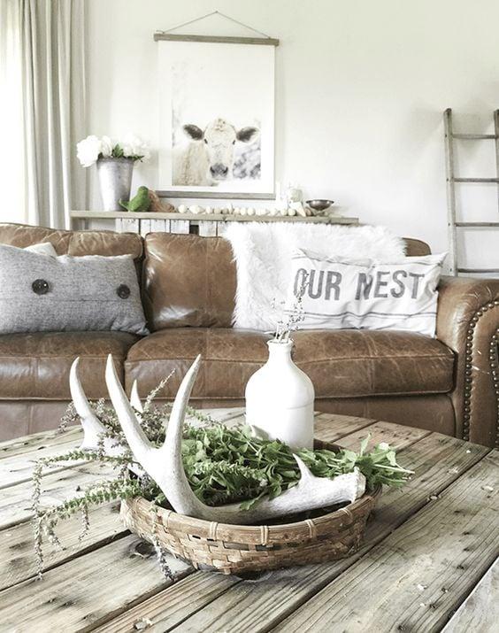 Farmhouse Rustic Living Room: Embrace simplicity with ⁤warm woods and vintage finds