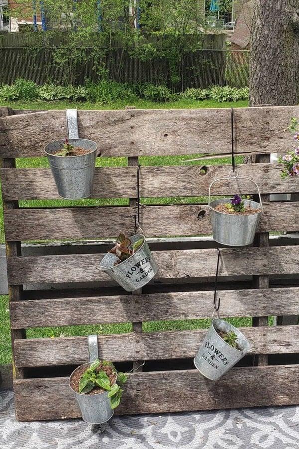 Floating Pallet Garden: Suspend pallets filled with⁢ plants for⁢ a whimsical⁣ look