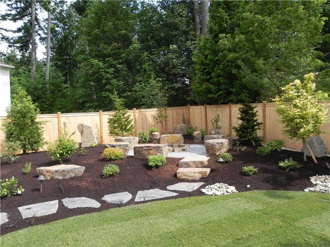 Use ⁤landscape boulders for ​artistic backyard design