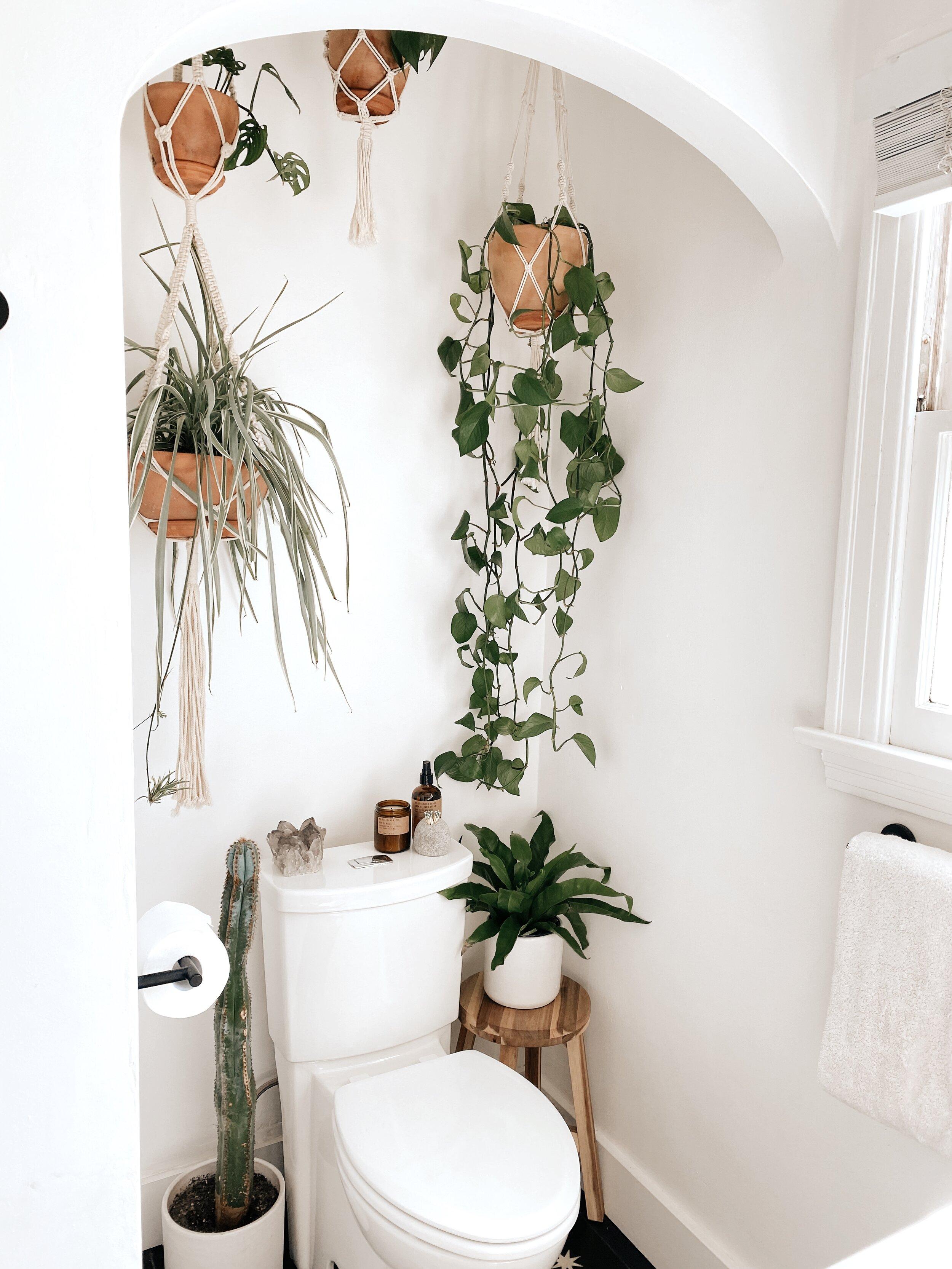 Incorporate‌ macramé plant hangers for ⁢a fresh ⁢boho bathroom look