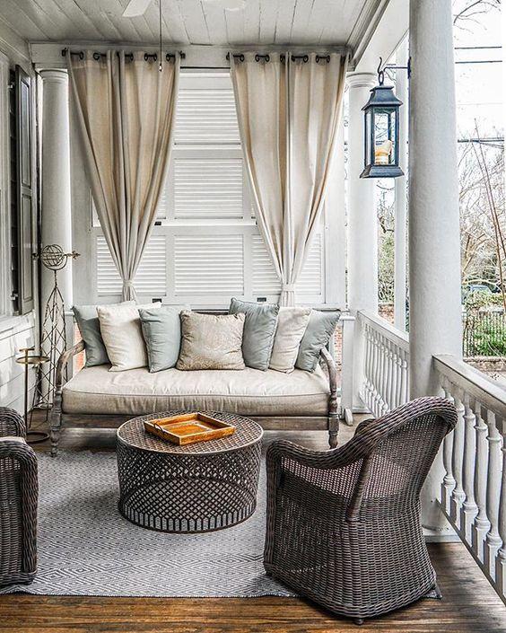 Create a reading nook in ⁤your stylish screened porch