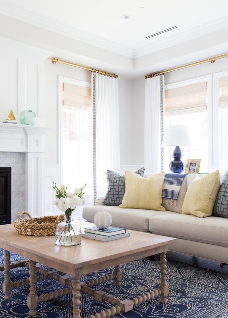 Incorporate a statement rug to anchor your‌ blue living room