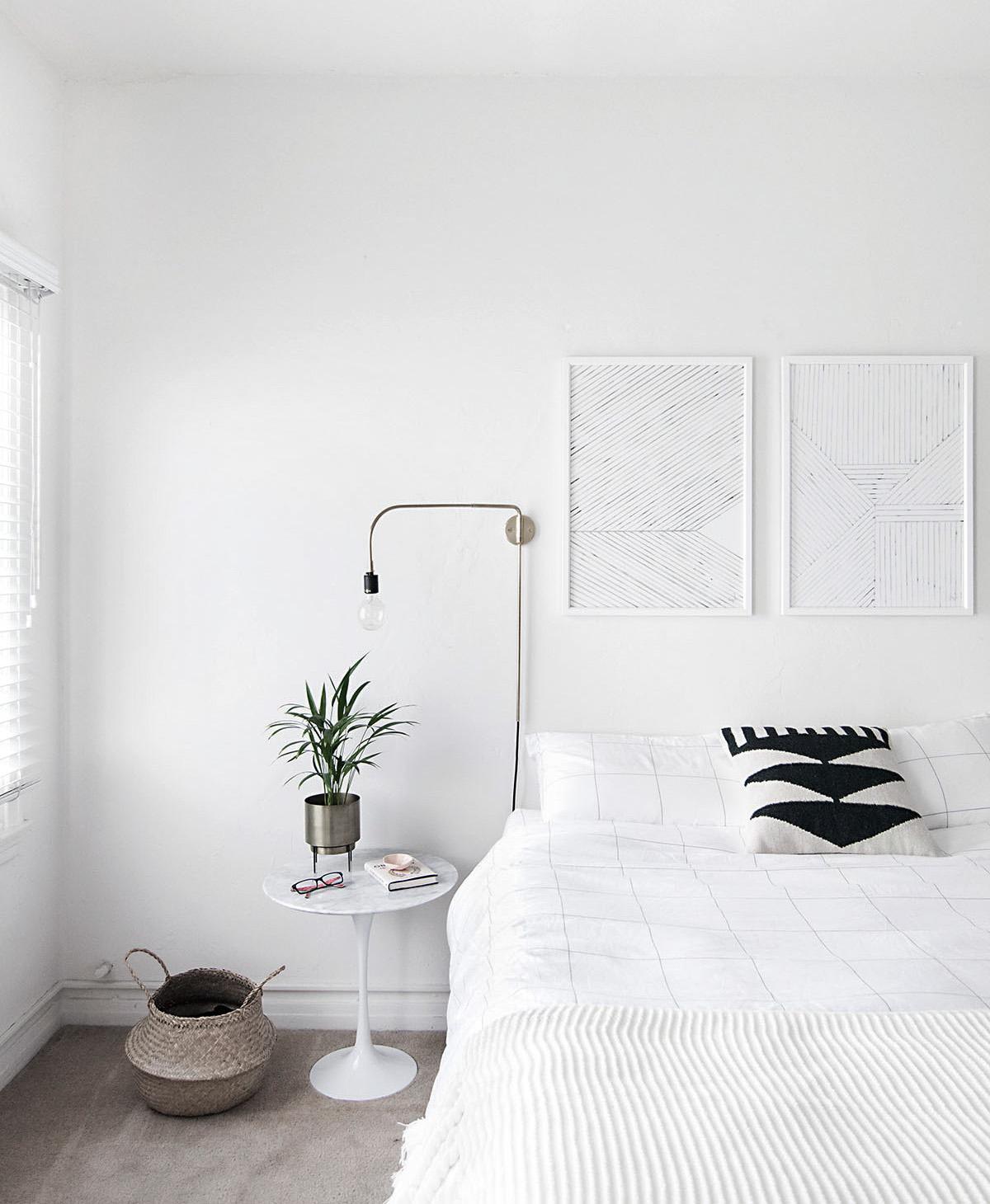 Embrace white walls for a tranquil minimalist bedroom ‍atmosphere