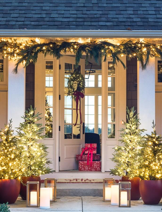 Create a seasonal decor theme for year-round charm in your Screened Porch