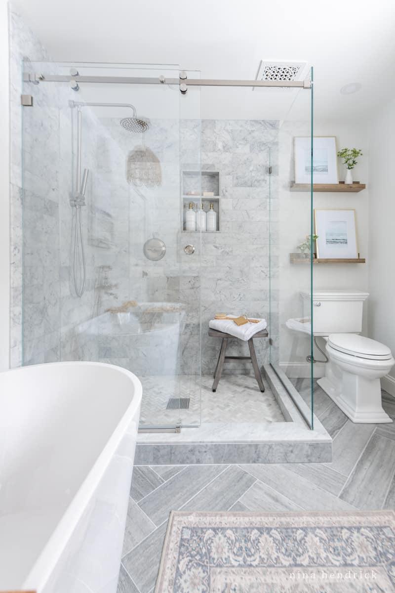 Incorporate mismatched tiles to ‌create ⁢a unique flooring design in your ​eclectic ‌bathroom