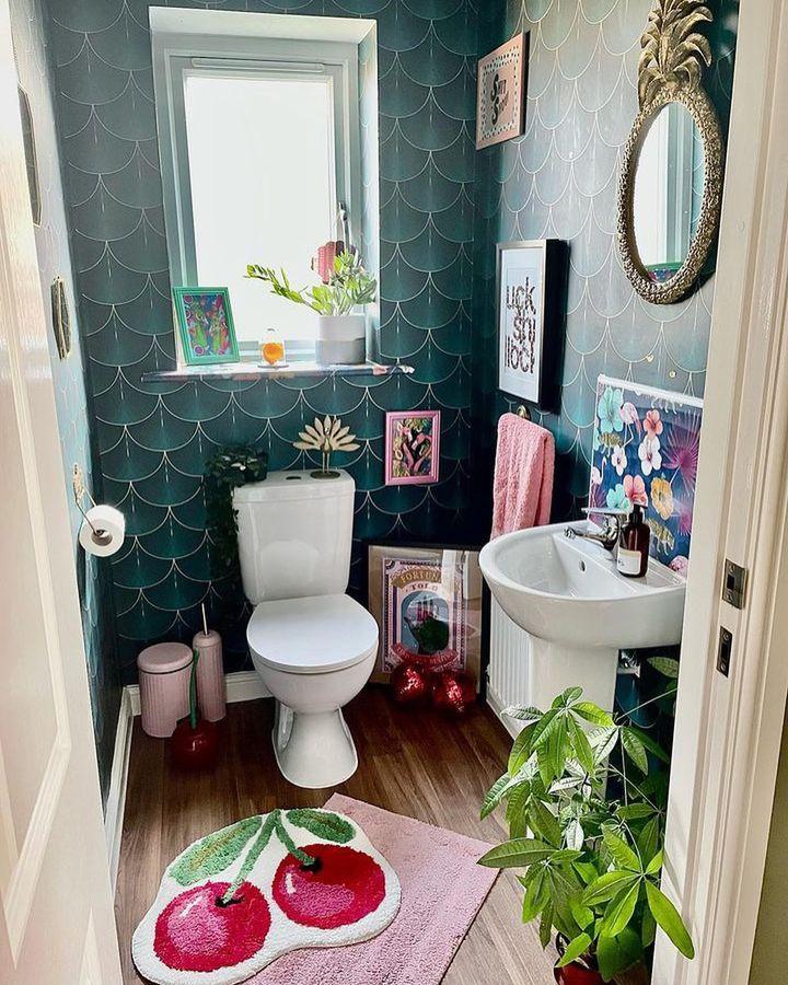 Incorporate quirky decor elements to enhance ​the playful spirit of your eclectic bathroom