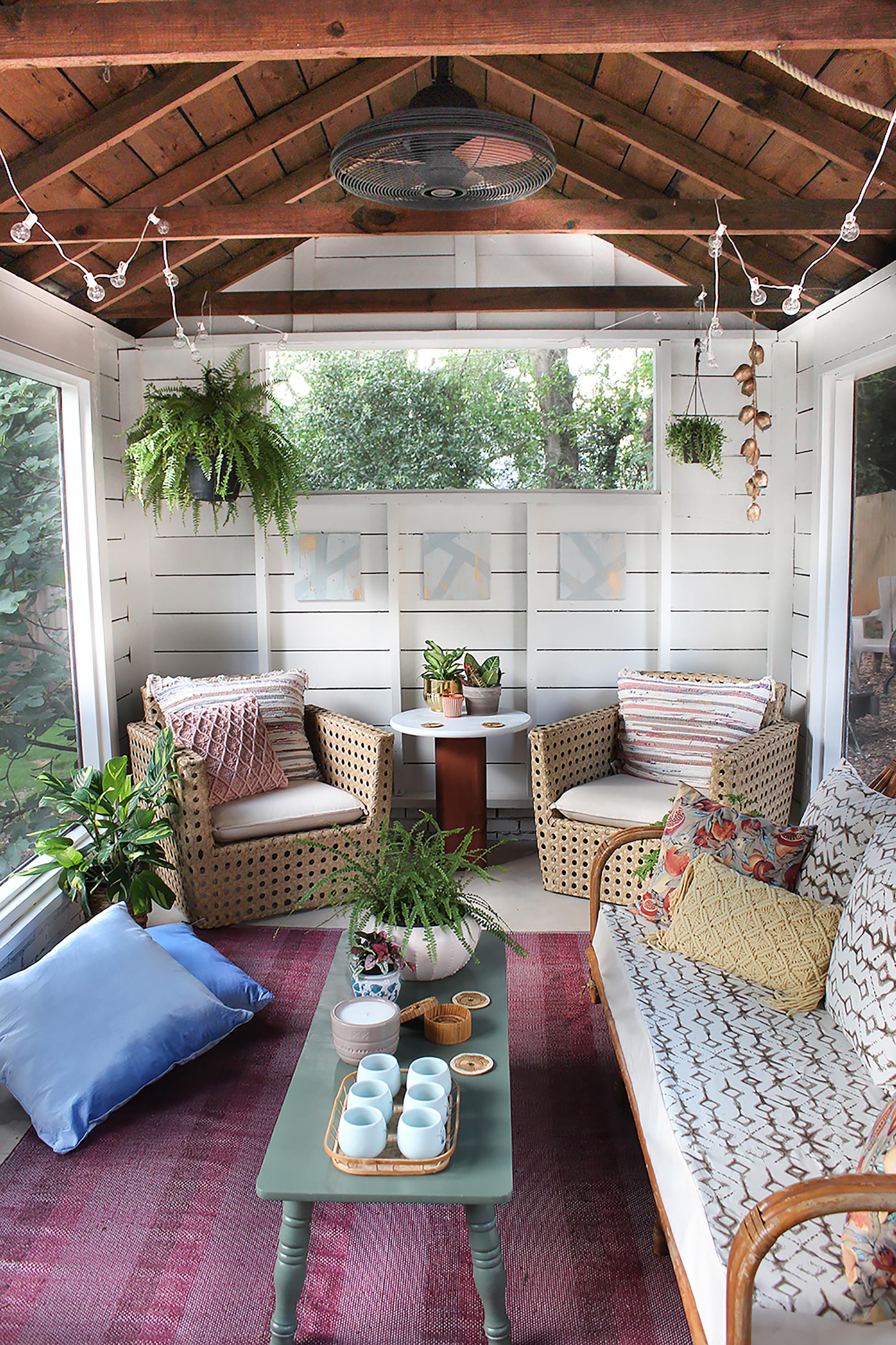 Use⁢ a weathered bench for rustic vibes in your screened porch