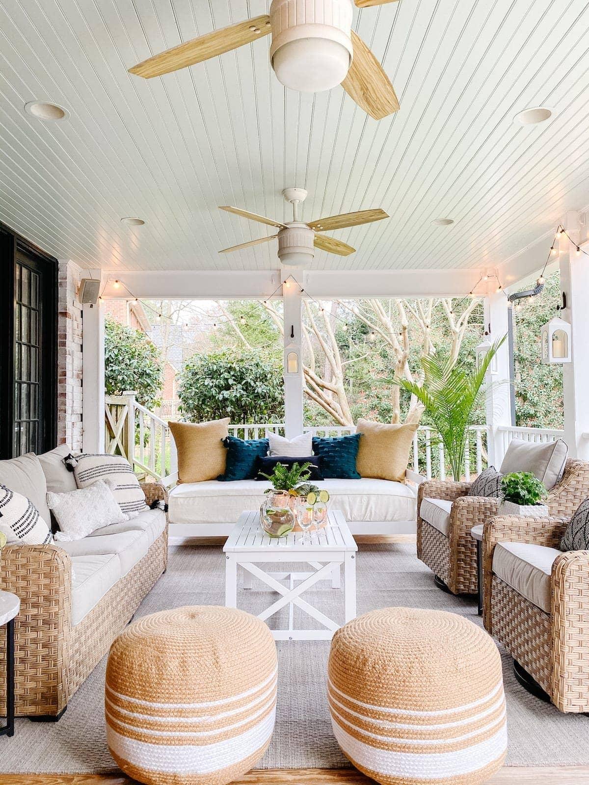 Paint the ceiling a soothing color for a ⁢serene screened porch