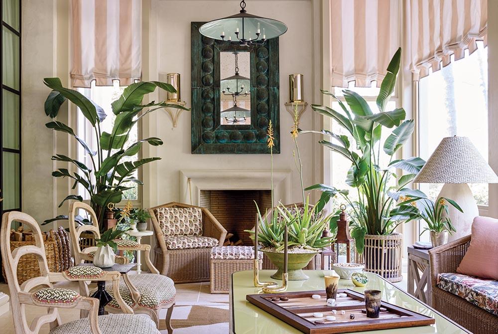 Incorporate potted plants⁤ to bring nature indoors on your screened porch