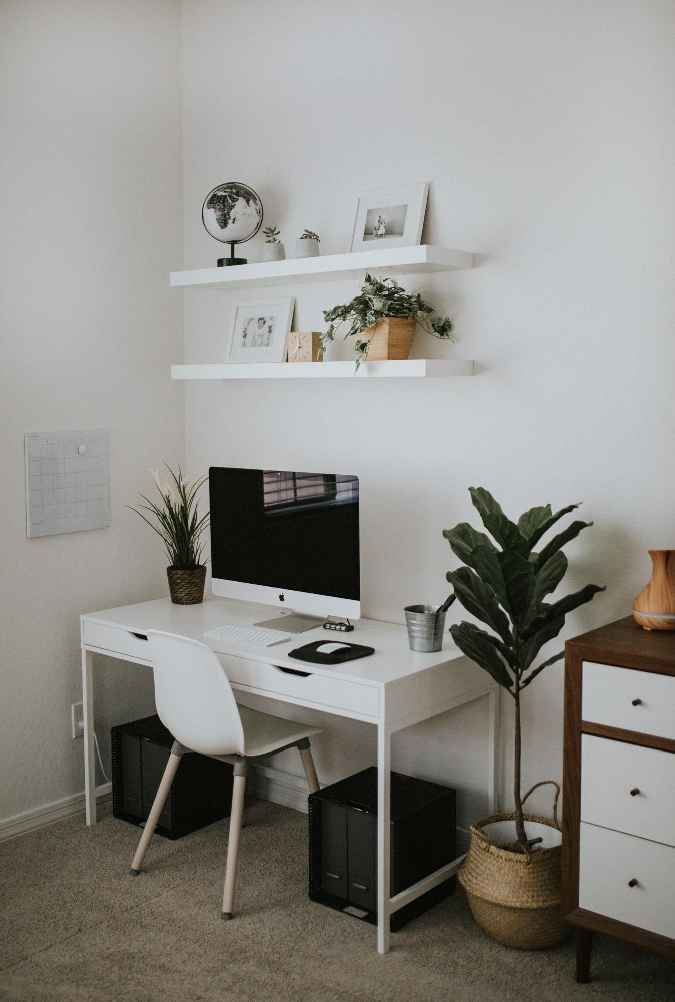 Prioritize ⁤a clean ‌workspace for productivity in your ‌minimalist bedroom