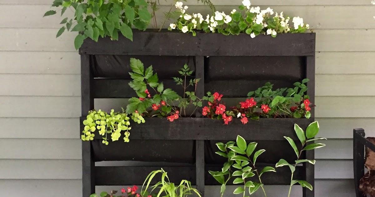 Vertical Pallet Garden:​ Maximize space with stacked planters on a ​wall