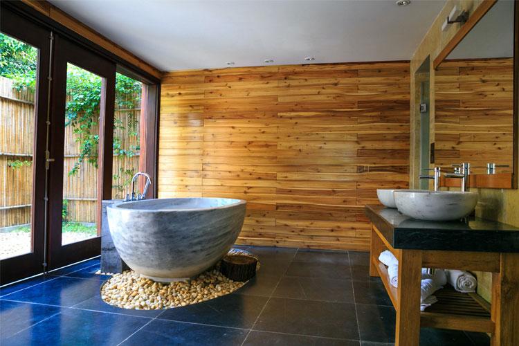 Accessorize your wooden bathroom with nature-inspired wood decor