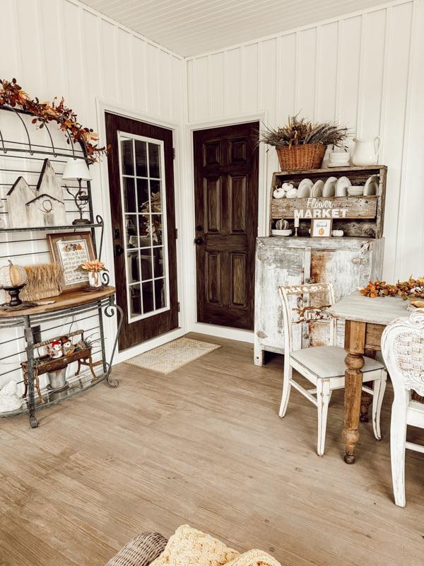 Design ‍a cozy dining area for meals on⁢ your Screened Porch