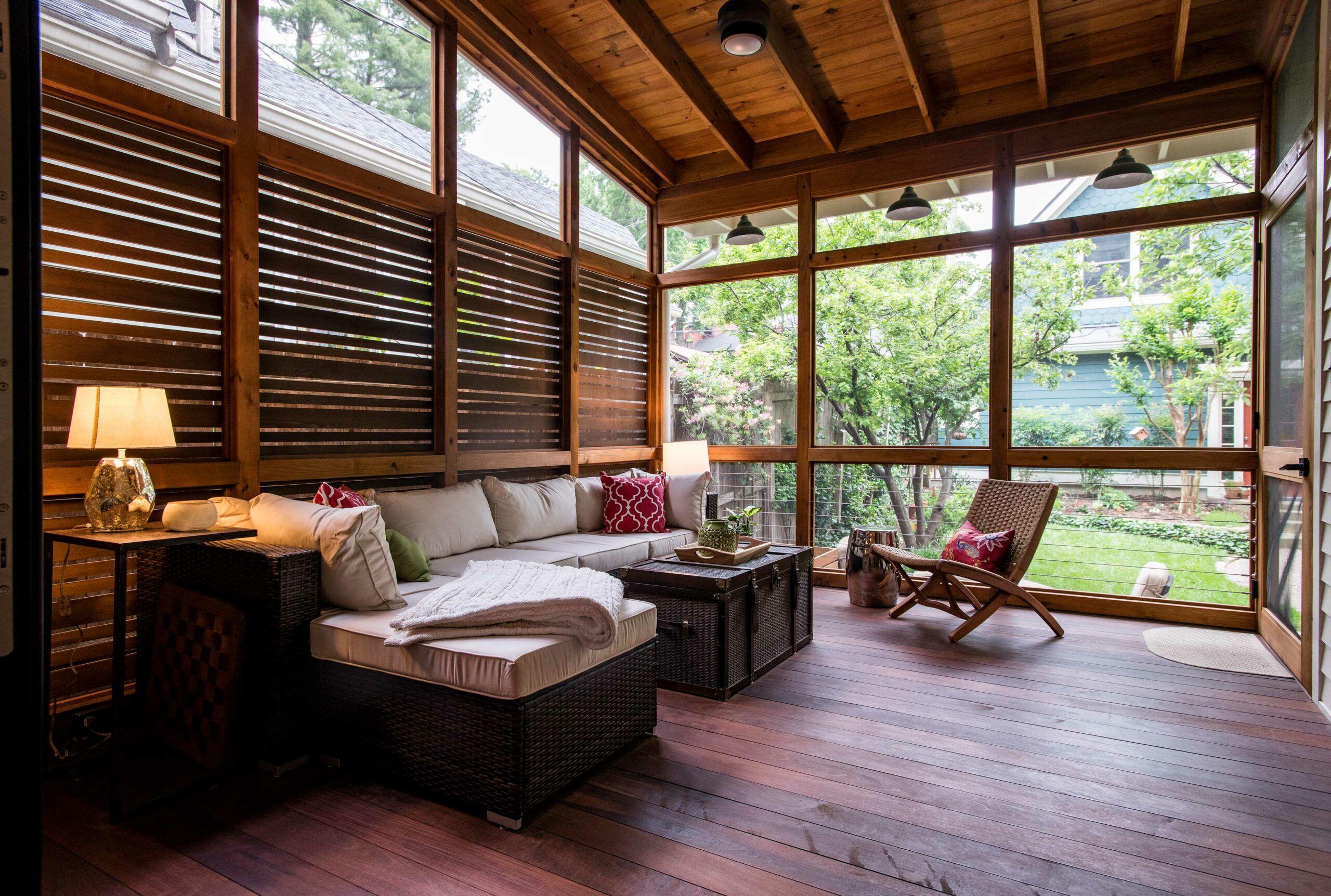 Install built-in seating⁢ with storage on your screened porch