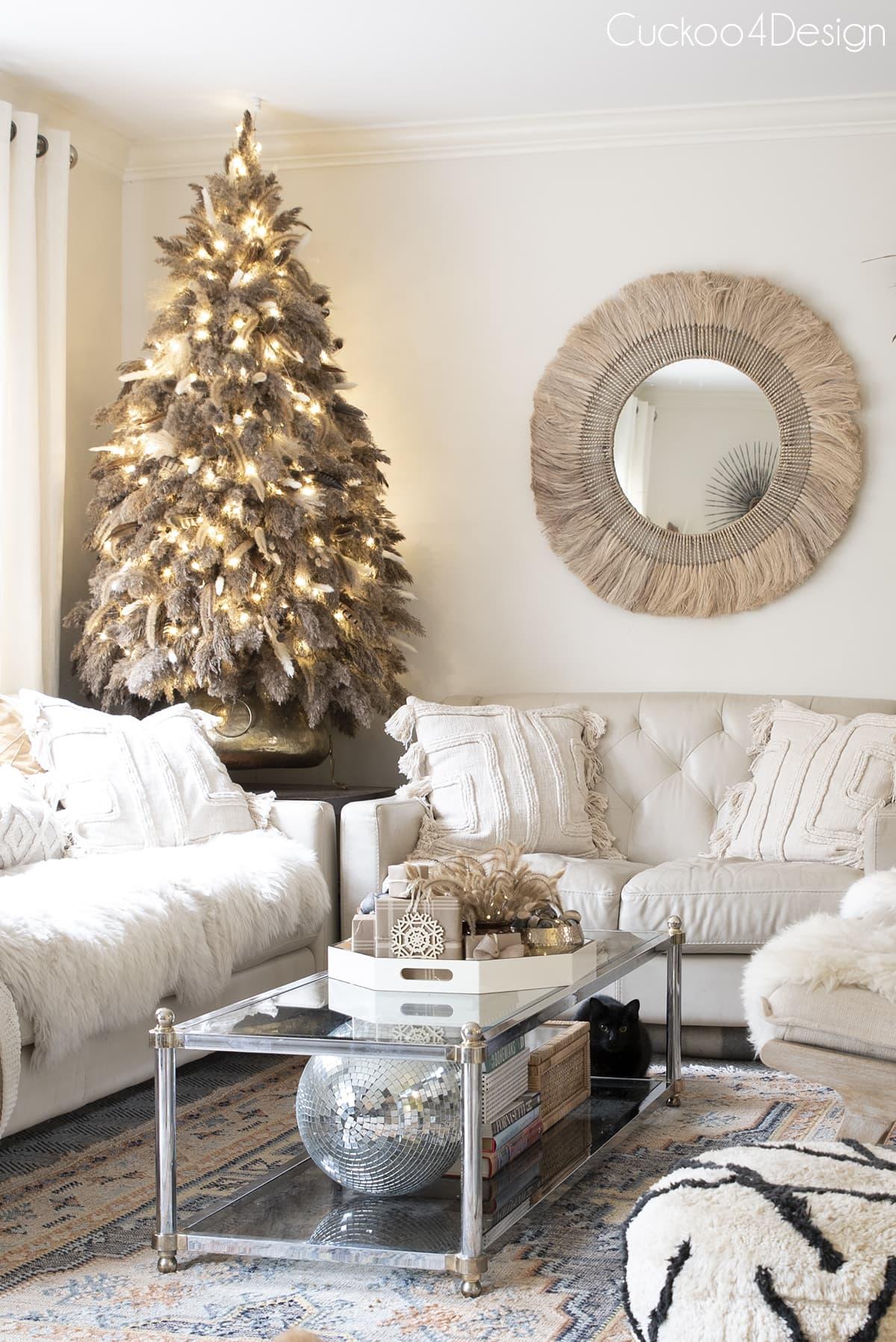 Display seasonal decorations that ‌reflect⁤ your personality in your Boho Living Room