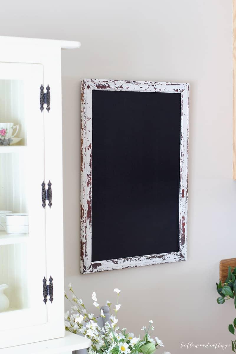 Install ‌a chalkboard bathroom​ mirror⁤ frame ⁢for ⁢stylistic flair