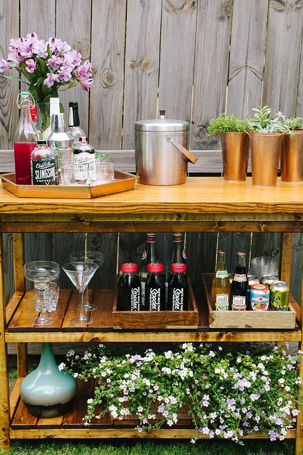 Include a bar cart for entertaining guests ⁢on⁢ your screened​ porch